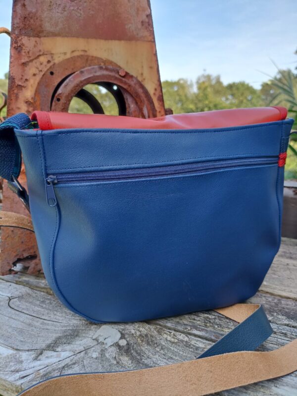 Sac arrondi Fix en simili cuir marine fantaisie et en cuir rouge – Image 4