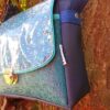 Sac bandoulière Petit Sullivan en simili cuir marine et en coton enduit fleurs bleues – Image 4