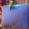 Sac bandoulière Petit Sullivan en simili cuir marine et en coton enduit fleurs bleues – Image 5