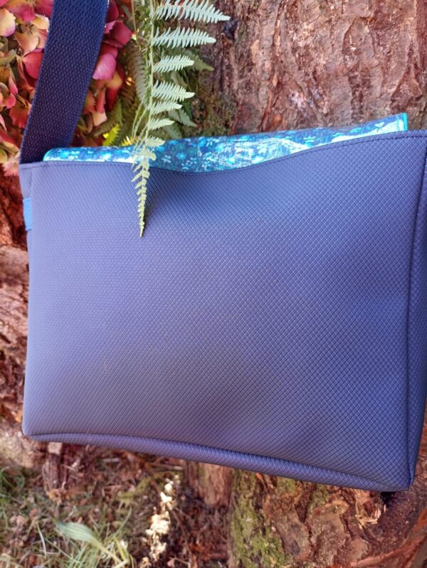 Sac bandoulière Petit Sullivan en simili cuir marine et en coton enduit fleurs bleues – Image 5