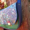 Sac besace bandoulière Samuel Fallentin en simili cuir marine et en coton enduit fleuri multicolore – Image 4
