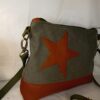 Sac Bandoulière Longsferry en toile kaki et en cuir camel foncé – Image 2