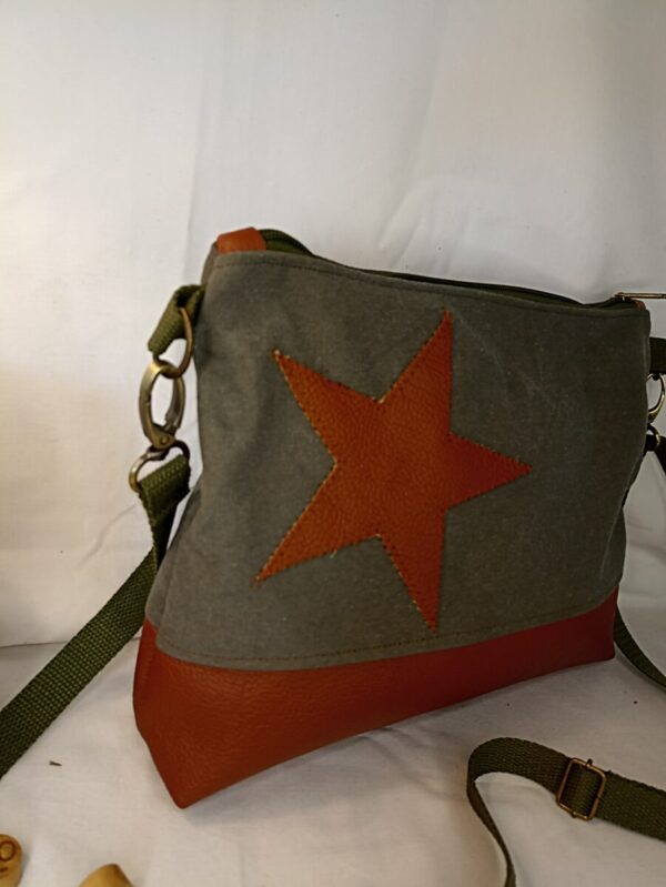 Sac Bandoulière Longsferry en toile kaki et en cuir camel foncé – Image 2