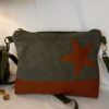 Sac Bandoulière Longsferry en toile kaki et en cuir camel foncé – Image 3