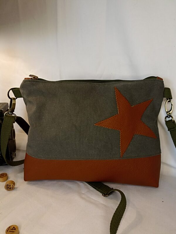 Sac Bandoulière Longsferry en toile kaki et en cuir camel foncé – Image 3