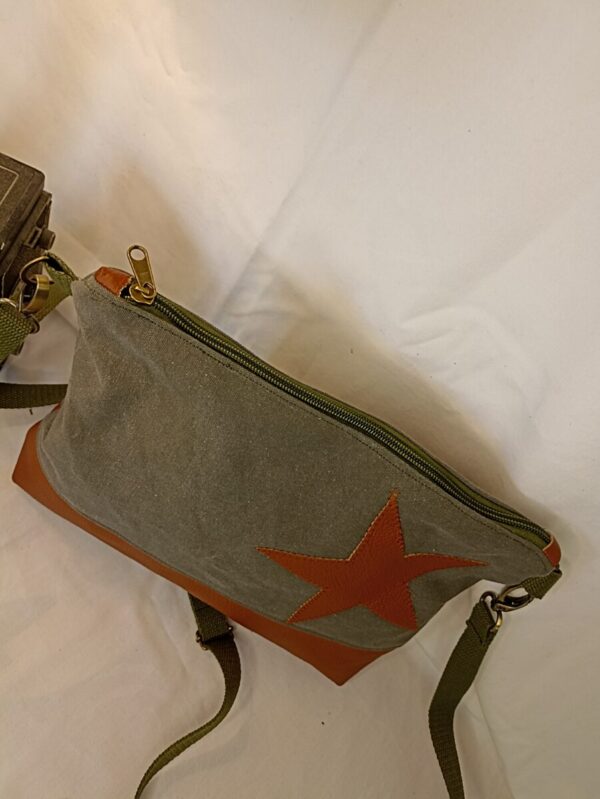 Sac Bandoulière Longsferry en toile kaki et en cuir camel foncé – Image 4