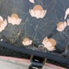 Sac bandoulière Petit Sullivan en simili cuir noir et en coton enduit fleurs – Image 2