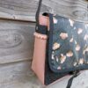 Sac bandoulière Petit Sullivan en simili cuir noir et en coton enduit fleurs – Image 4