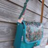 Sac bandoulière Petit Sullivan en simili cuir turquoise et en coton enduit perroquets – Image 4