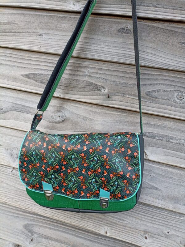 Sac besace bandoulière Samuel Fallentin en simili cuir noir et en coton enduit perroquets – Image 2