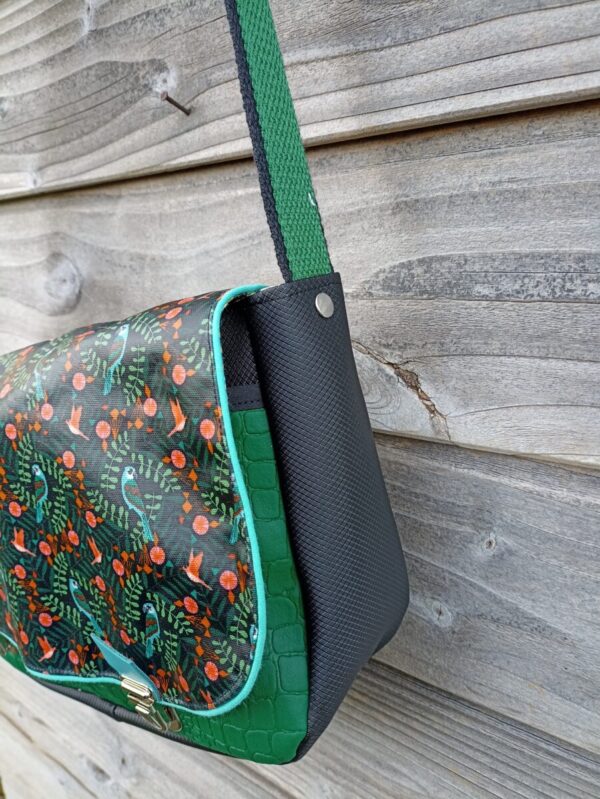 Sac besace bandoulière Samuel Fallentin en simili cuir noir et en coton enduit perroquets – Image 4