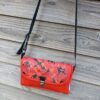 Kiouni sac bandoulière en simili cuir rouge et en coton enduit fleuri – Image 2