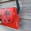 Kiouni sac bandoulière en simili cuir rouge et en coton enduit fleuri – Image 4