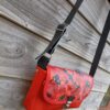 Kiouni sac bandoulière en simili cuir rouge et en coton enduit fleuri – Image 5