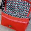 Kiouni sac bandoulière en simili cuir rouge et en coton enduit fleuri – Image 7