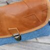 Kiouni sac bandoulière en jean et cuir camel foncé – Image 2