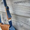 Kiouni sac bandoulière en jean et cuir camel foncé – Image 3