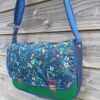 Sac besace bandoulière Samuel Fallentin en simili cuir marine et en coton enduit fleuri multicolore – Image 2