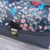 Kiouni sac bandoulière en simili cuir gris et en coton enduit fleuri – Image 2