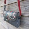 Kiouni sac bandoulière en simili cuir gris et en coton enduit fleuri – Image 3