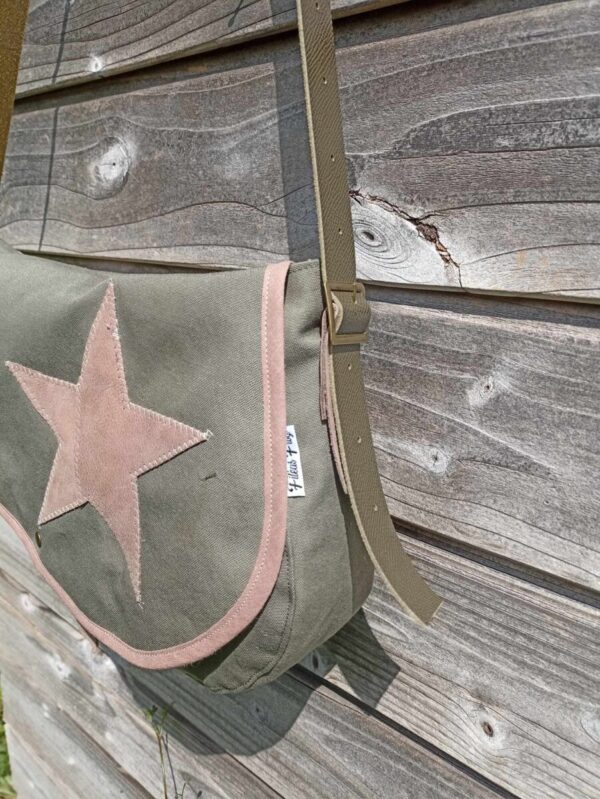 Sac bandoulière Mondiboy en toile militaire et cuir beige – Image 3