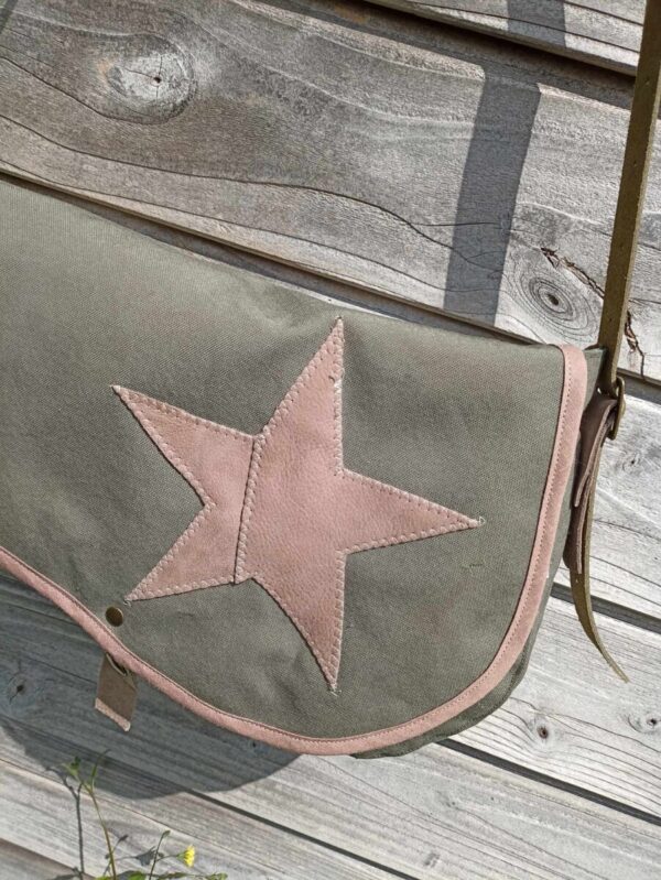 Sac bandoulière Mondiboy en toile militaire et cuir beige – Image 5