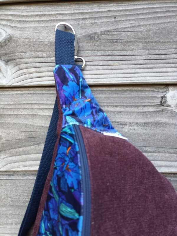 Sac banane en velours violet et fleurs bleues – Image 2