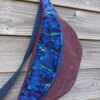 Sac banane en velours violet et fleurs bleues – Image 3