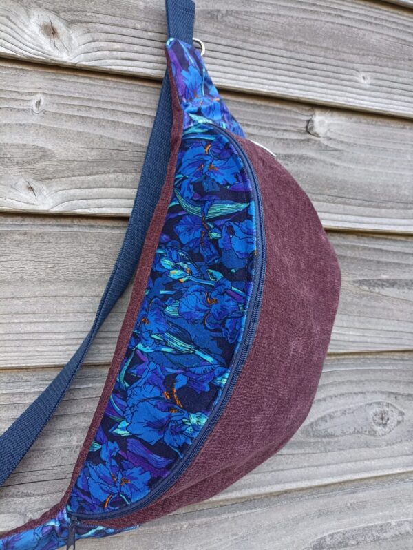 Sac banane en velours violet et fleurs bleues – Image 3