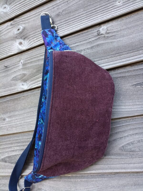 Sac banane en velours violet et fleurs bleues – Image 4