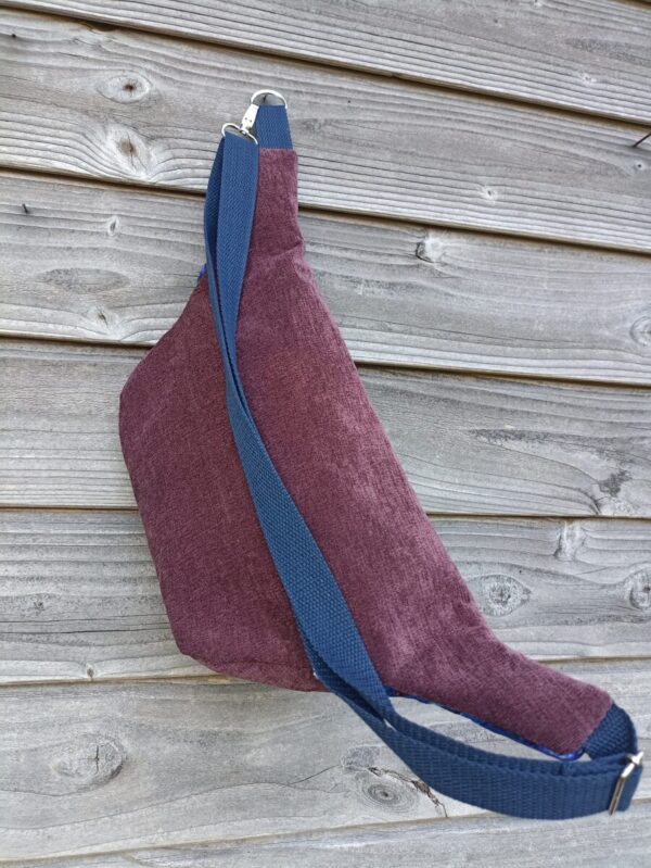 Sac banane en velours violet et fleurs bleues – Image 5