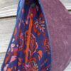Sac banane en velours violet et fleurs bleues – Image 7
