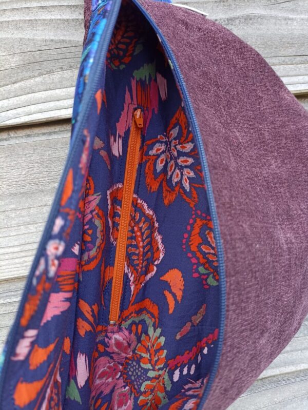 Sac banane en velours violet et fleurs bleues – Image 7