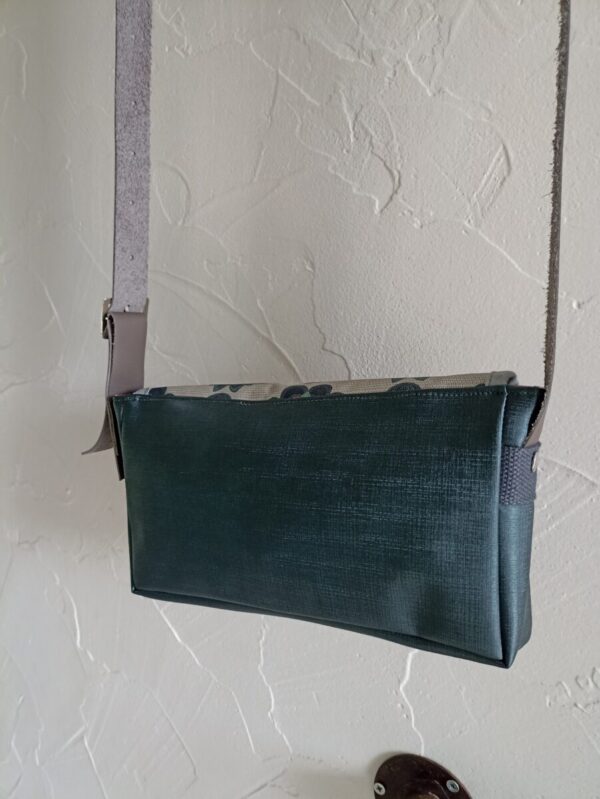 Kiouni sac en simili cuir gris irisé et en coton enduit Lotus – Image 3