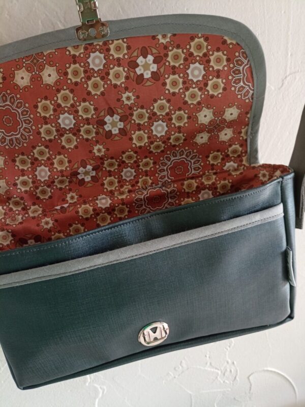 Kiouni sac en simili cuir gris irisé et en coton enduit Lotus – Image 4