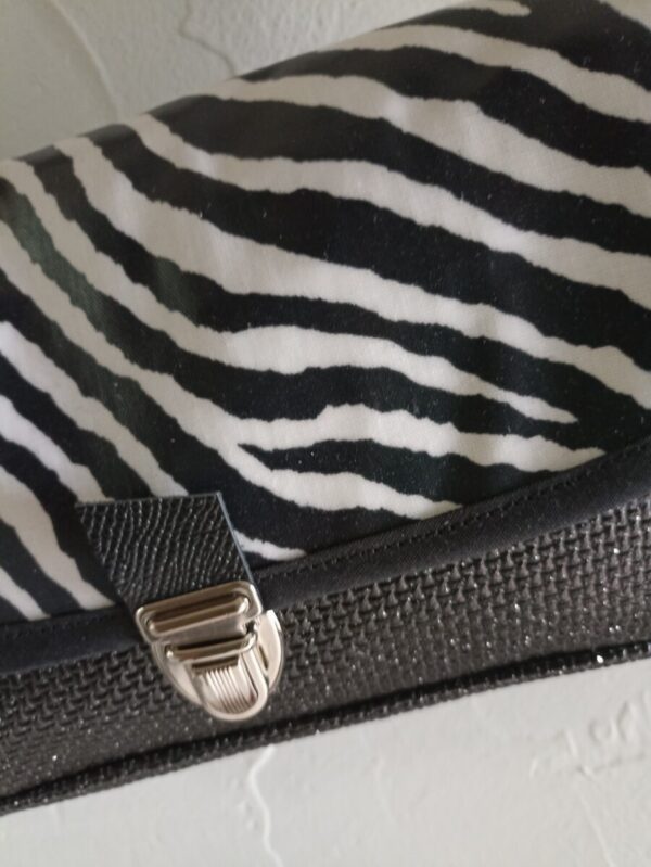 Sac Kiouni en simili cuir noir et en coton enduit zébre – Image 2