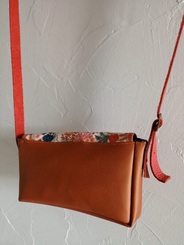 Sac Kiouni en simili cuir orange brûlé et en coton enduit jardin fleuri – Image 4