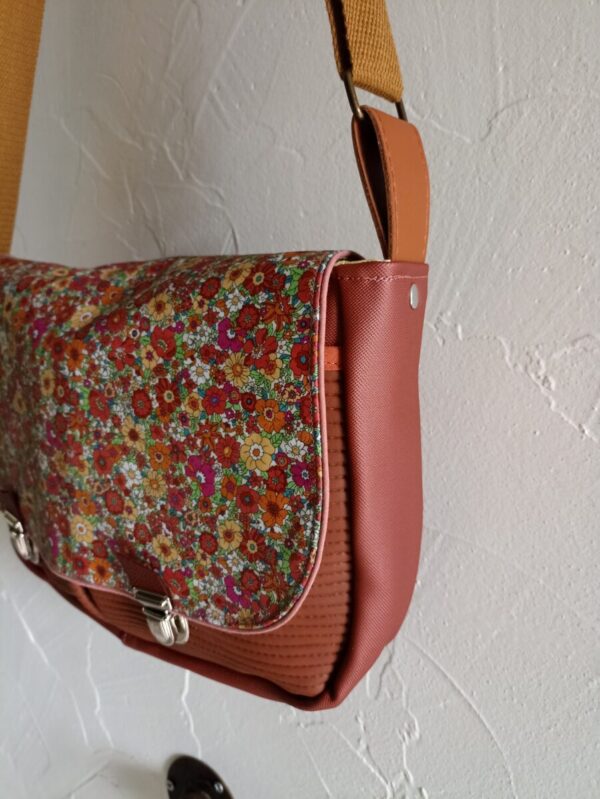 Sac besace bandoulière Fallentin en simili cuir rouille et en coton enduit fleuris – Image 3