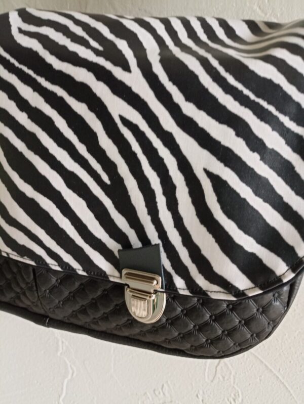 Sac besace bandoulière Fallentin en simili cuir noir et en coton enduit zébre – Image 2