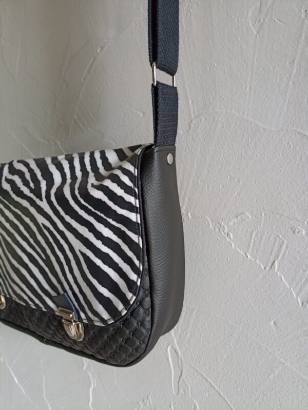 Sac besace bandoulière Fallentin en simili cuir noir et en coton enduit zébre – Image 3