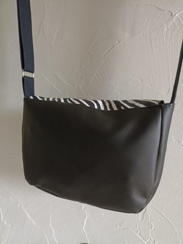 Sac besace bandoulière Fallentin en simili cuir noir et en coton enduit zébre – Image 4