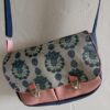 Sac besace bandoulière Fallentin en simili cuir marine et en coton enduit lotus – Image 2