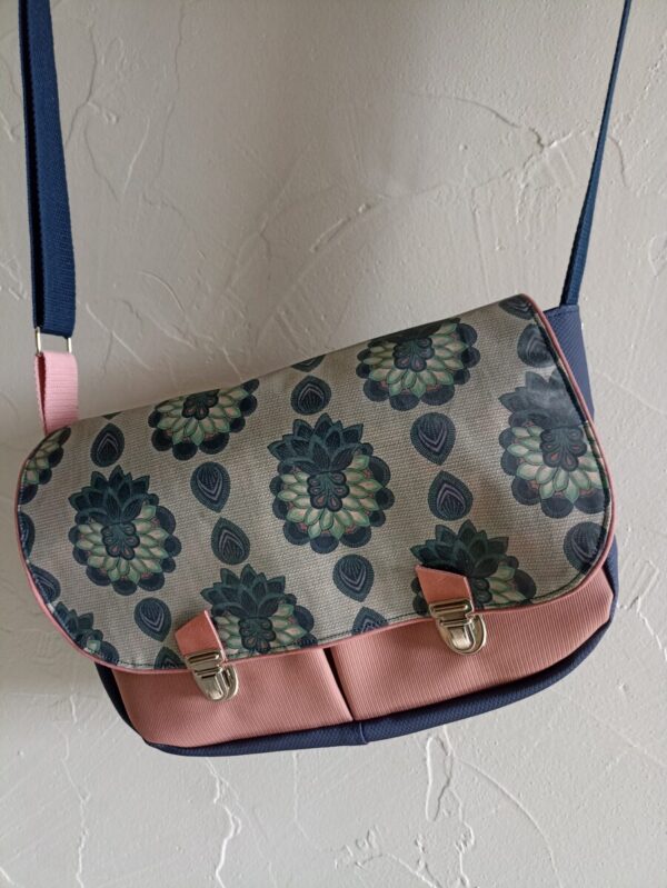 Sac besace bandoulière Fallentin en simili cuir marine et en coton enduit lotus – Image 2