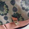 Sac besace bandoulière Fallentin en simili cuir marine et en coton enduit lotus – Image 3