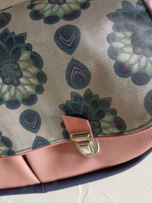 Sac besace bandoulière Fallentin en simili cuir marine et en coton enduit lotus – Image 3