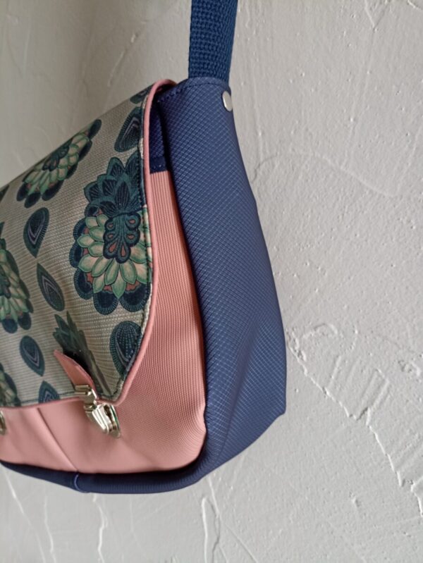 Sac besace bandoulière Fallentin en simili cuir marine et en coton enduit lotus – Image 4