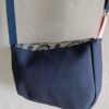 Sac besace bandoulière Fallentin en simili cuir marine et en coton enduit lotus – Image 5