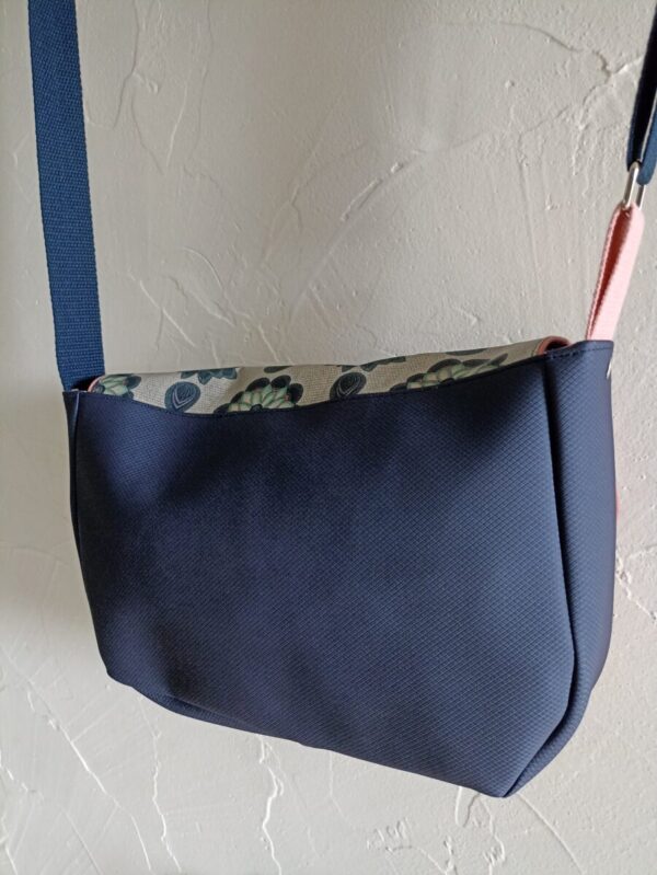Sac besace bandoulière Fallentin en simili cuir marine et en coton enduit lotus – Image 5