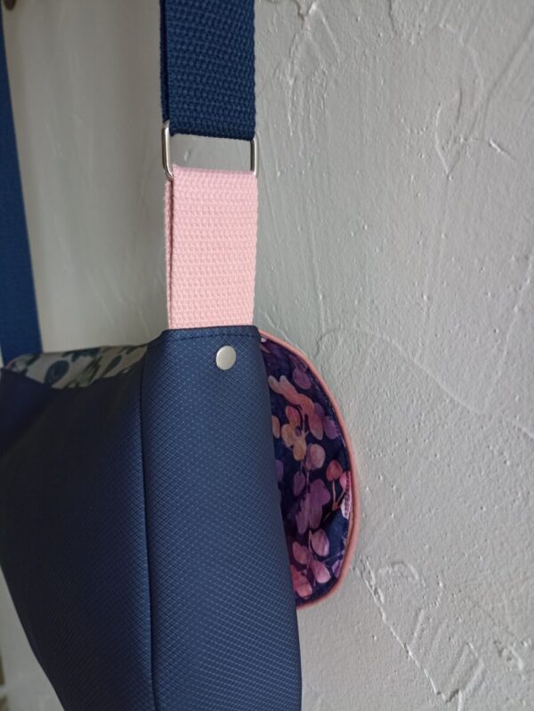 Sac besace bandoulière Fallentin en simili cuir marine et en coton enduit lotus – Image 6