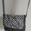 Sac bandoulière Petit Sullivan en simili cuir noir et coton enduit zébre – Image 2